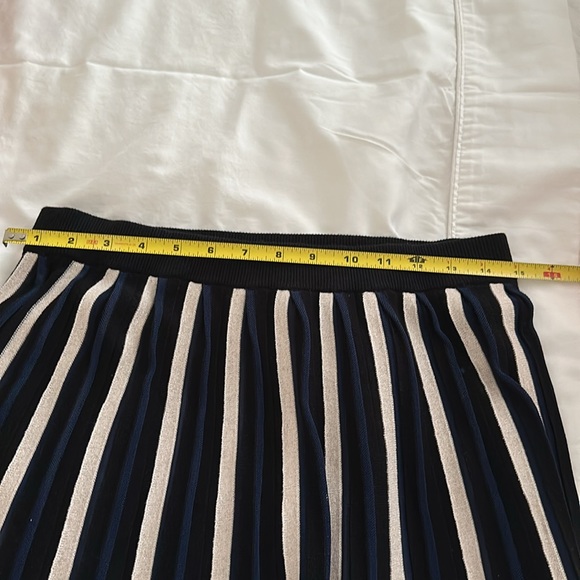 Leo & Sage. SZ M. Black, navy, ivory w/gold lame knit pleated skirt. - Picture 7 of 8